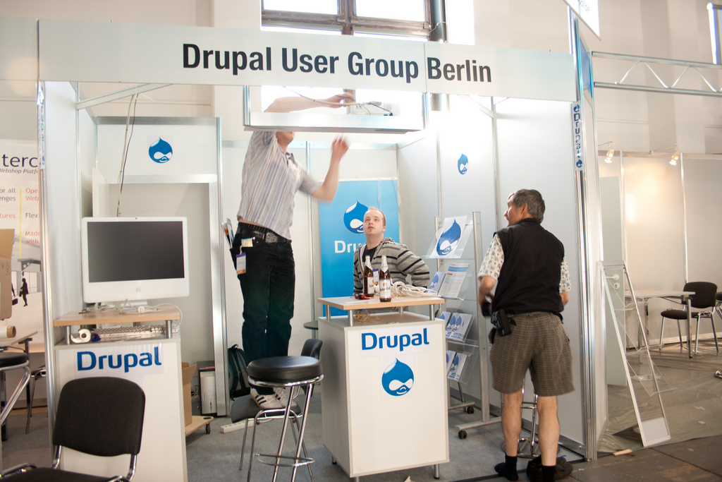 Linuxtag: Aufbau Drupal User Group Berlin Stand